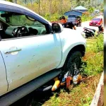 Mobil Pengangkut WN Cina Tabrak Warga Konut Mobil Pengangkut WN Cina Tabrak Warga Konut