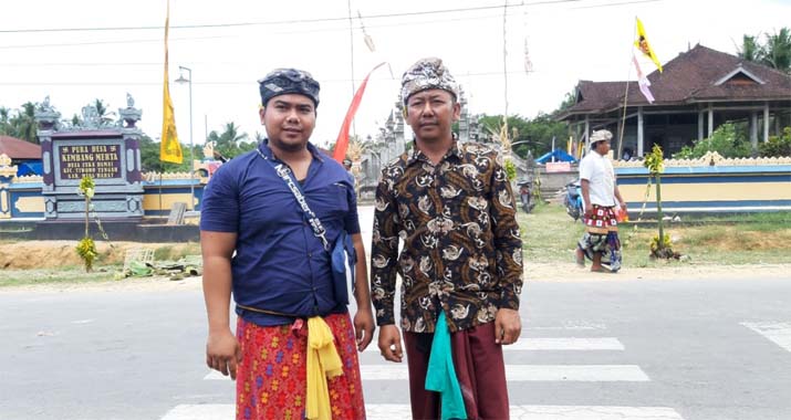 Tradisi Air Suci Warnai HUT Pura Kembang Merta di Mubar