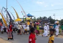 Tradisi Air Suci Warnai HUT Pura Kembang Merta di Mubar Tradisi Air Suci Warnai HUT Pura Kembang Merta di Mubar