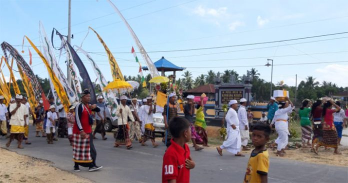 Tradisi Air Suci Warnai HUT Pura Kembang Merta di Mubar