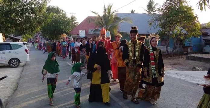 pawai_hps HSP 19, Seribu Siswa SMAN 1 Kulisusu Pawai Kenakan Pakaian Adat Nusantara