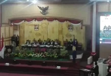 Doa untuk Dua Mahasiswa UHO di Sela Pelantikan Anggota DPRD Sultra Doa untuk Dua Mahasiswa UHO di Sela Pelantikan Anggota DPRD Sultra