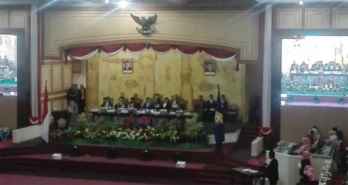 Doa untuk Dua Mahasiswa UHO di Sela Pelantikan Anggota DPRD Sultra