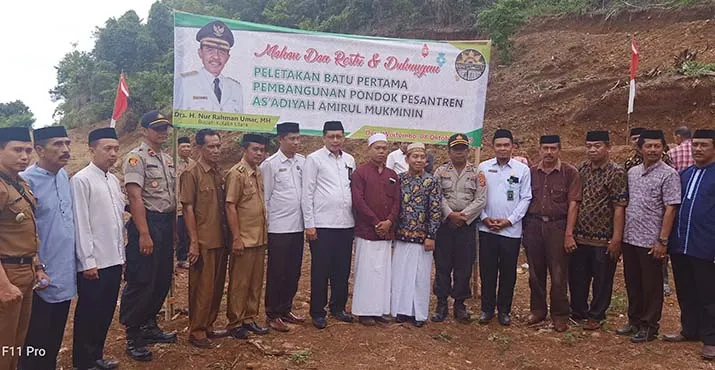 Kepala Kemenag Kolut Letakkan Batu Pertama Pembangunan Ponpes di Desa Waitombo