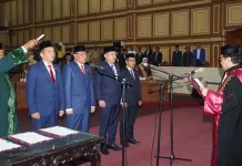 Empat Pimpinan DPRD Sultra Resmi Jalani Sumpah Jabatan Empat Pimpinan DPRD Sultra Resmi Jalani Sumpah Jabatan