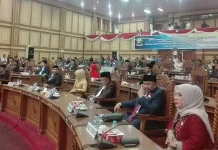 6 Anggota Dewan Tak Hadiri Pengambilan Sumpah Janji Pimpinan DPRD Sultra 6 Anggota Dewan Tak Hadiri Pengambilan Sumpah Janji Pimpinan DPRD Sultra