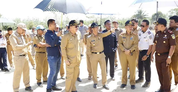Bupati Konsel bersama jajaranya saat meninjau lokasi persiapan acara perayaan HPS si Desa Puudambu Kecamatan Angata Kabupaten Konawe Selatan (Konsel) Sulawesi Tenggara (Sultra), Selasa (22/10/2019)