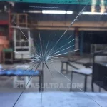 Melihat Bekas Proyektil Peluru yang Menembus Kaca Gerobak Martabak Melihat Bekas Proyektil Peluru yang Menembus Kaca Gerobak Martabak