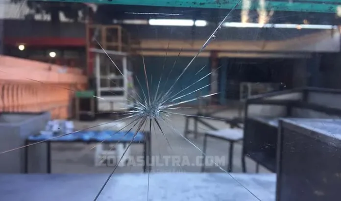 Melihat Bekas Proyektil Peluru yang Menembus Kaca Gerobak Martabak