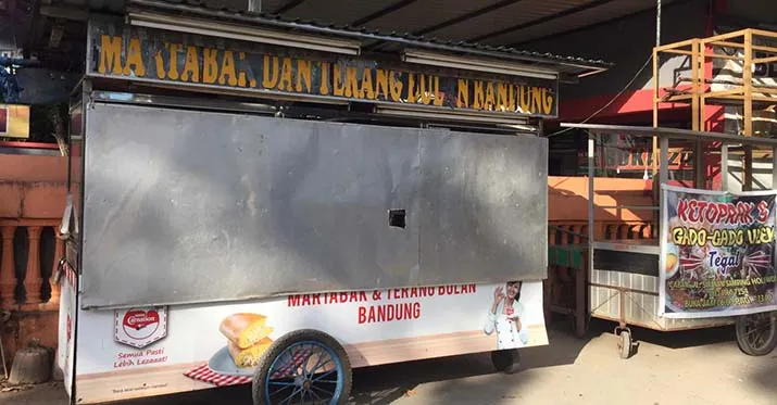 Melihat Bekas Proyektil Peluru yang Menembus Kaca Gerobak Martabak