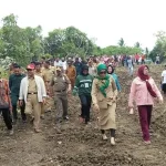 Warga Ramai-Ramai Sambut Bupati Butur Saat Tinjau Pengerjaan Jalan Warga Ramai-Ramai Sambut Bupati Butur Saat Tinjau Pengerjaan Jalan