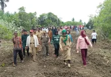Warga Ramai-Ramai Sambut Bupati Butur Saat Tinjau Pengerjaan Jalan Warga Ramai-Ramai Sambut Bupati Butur Saat Tinjau Pengerjaan Jalan