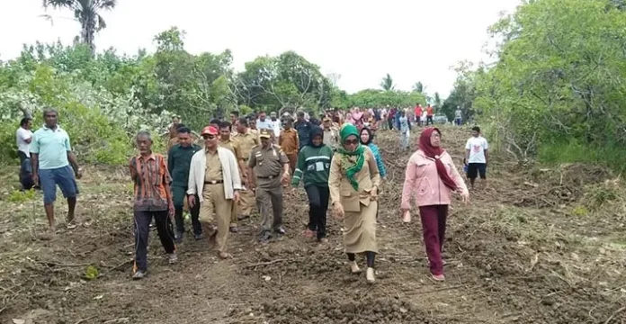 Warga Ramai-Ramai Sambut Bupati Butur Saat Tinjau Pengerjaan Jalan