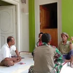 TNI Bantu Warga di Busel Bangun Balai Pertemuan TNI Bantu Warga di Busel Bangun Balai Pertemuan