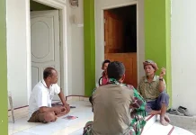 TNI Bantu Warga di Busel Bangun Balai Pertemuan TNI Bantu Warga di Busel Bangun Balai Pertemuan
