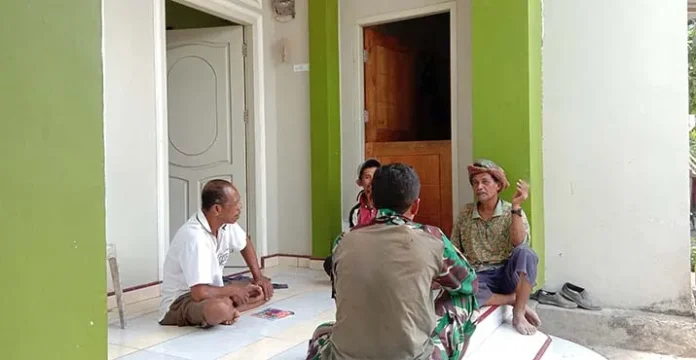 TNI Bantu Warga di Busel Bangun Balai Pertemuan