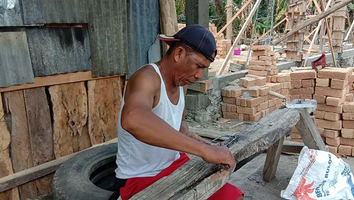 TNI Bantu Warga di Busel Bangun Balai Pertemuan