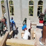 TNI dan Warga Bangun Sarana Prasarana dari Material Lokal