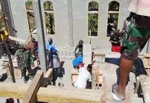 TNI dan Warga Bangun Sarana Prasarana dari Material Lokal