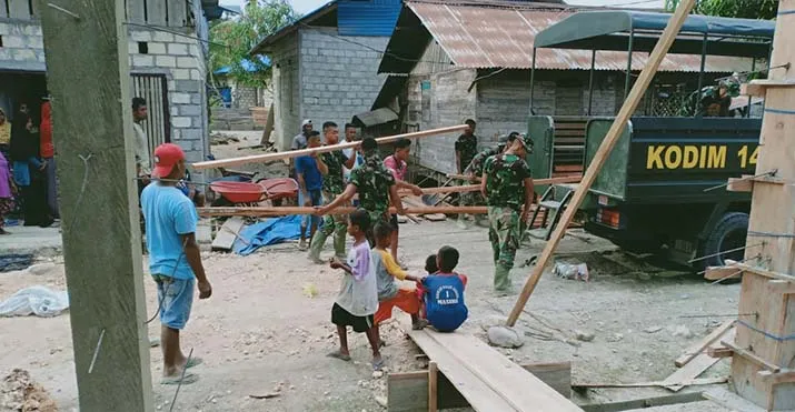 TNI dan Warga Bangun Sarana Prasarana dari Material Lokal