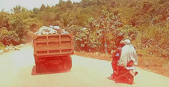 Aktivitas Bongkar Muat Truk Batu Gunung di Konut Ancam Keselamatan Warga