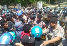 Demonstrasi Tuntut Penembak Randi Ditangkap Berlangsung Ricuh