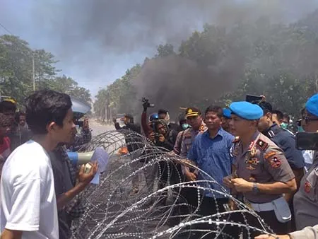 Demonstrasi Tuntut Penembak Randi Ditangkap Berlangsung Ricuh 