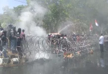 Demo Depan Mapolda Ricuh, 5 Mahasiswa dan 3 Petugas Keamanan Terluka Demo Depan Mapolda Ricuh, 5 Mahasiswa dan 3 Petugas Keamanan Terluka