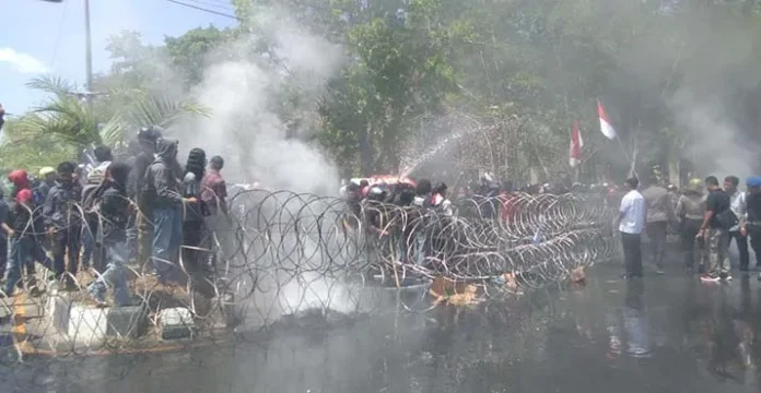Demo Depan Mapolda Ricuh, 5 Mahasiswa dan 3 Petugas Keamanan Terluka