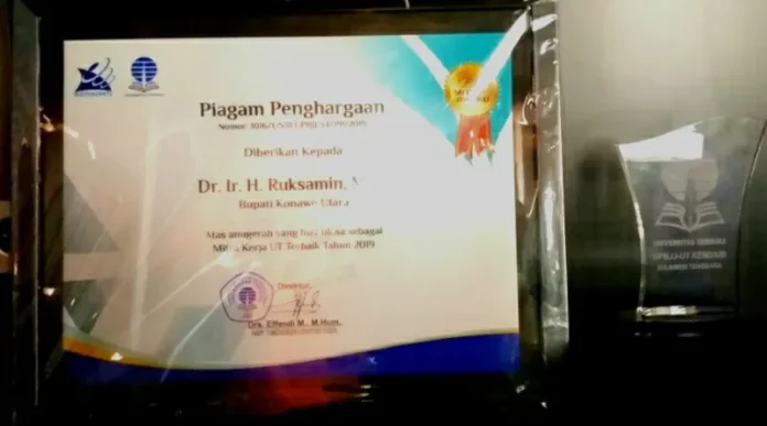 IMG_20191102_211846 Pemda Konut Raih Penghargaan Mitra Terbaik dari UT Kendari