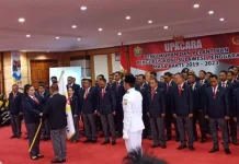 Ali Mazi Instruksikan Agista Audit Dana Pembinaan KONI PELANTIKAN - Sebanyak 71 orang Pengurus Komite Olahraga Nasional Indonesia (KONI) Provinsi Sulawesi Tenggara (Sultra) periode 2019-2023 resmi dilantik oleh Ketua Umum KONI Pusat Marciano Norman, di rumah jabatan (Rujab) Gubernur Sultra, Jumat (29/11/2019). (Foto : Dok/ZONASULTRA.COM)