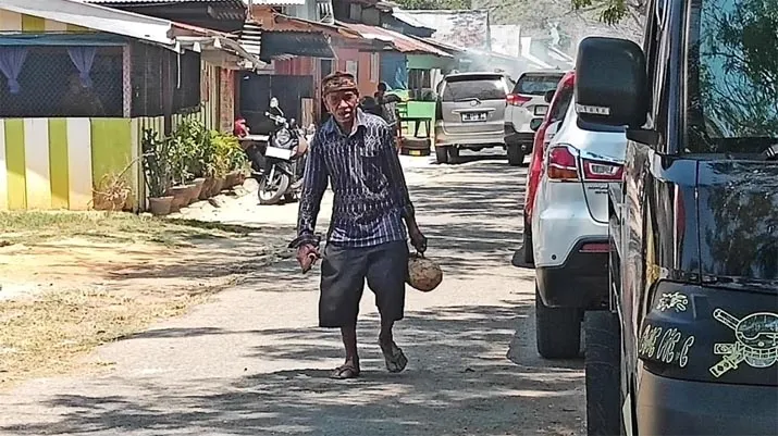 Kakek Usia 105 Tahun di Muna, Berjuang Hidup Jualan Kelapa Muda