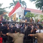 Pemda Kolaka Didesak Aspal Jalan Menuju Kampus Baru USN Pemda Kolaka Didesak Aspal Jalan Menuju Kampus Baru USN