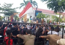 Pemda Kolaka Didesak Aspal Jalan Menuju Kampus Baru USN Pemda Kolaka Didesak Aspal Jalan Menuju Kampus Baru USN