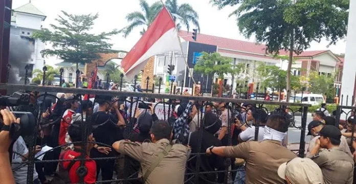 Pemda Kolaka Didesak Aspal Jalan Menuju Kampus Baru USN