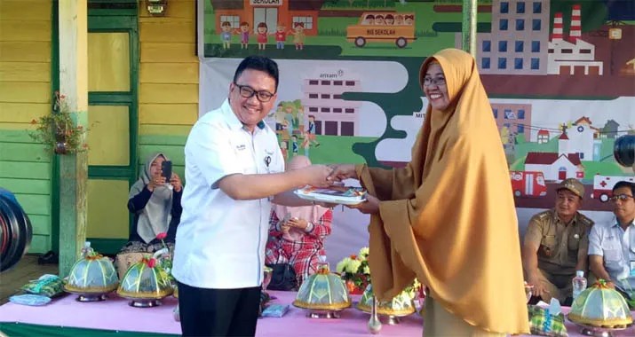  ANTAM Launching Taman Bacaan Digital PIONEER di SD Terapung Dawi-dawi