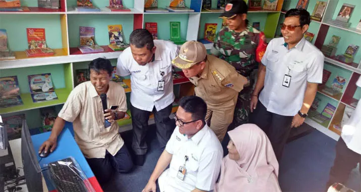  ANTAM Launching Taman Bacaan Digital PIONEER di SD Terapung Dawi-dawi