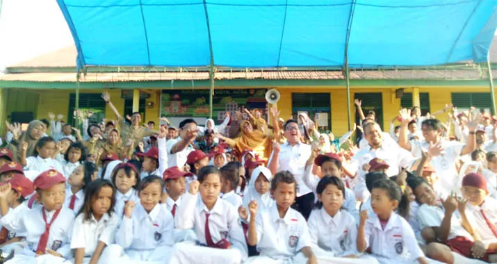  ANTAM Launching Taman Bacaan Digital PIONEER di SD Terapung Dawi-dawi