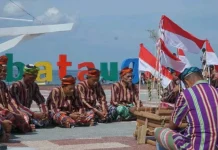 Busel Festival Pamerkan Parade Kapal Nelayan