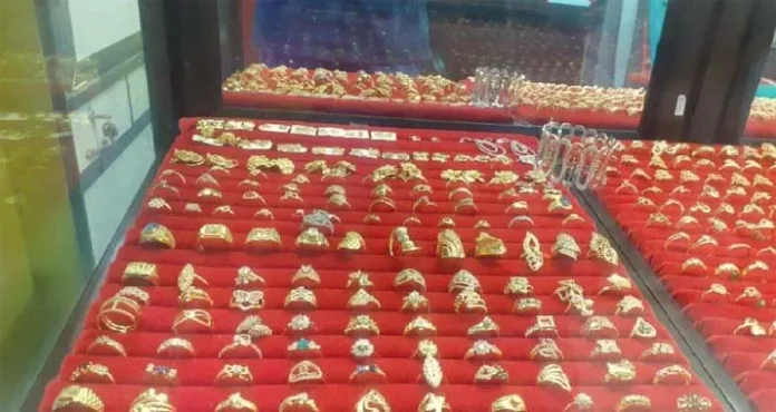 emas Memasuki Akhir Tahun, Harga Emas di Mal Mandonga Masih Stabil