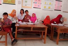 Belasan Tahun Mengabdi, Guru Honorer di Konsel Ikhlas Digaji Rp 15 Ribu Sehari Belasan Tahun Mengabdi, Guru Honorer di Konsel Ikhlas Digaji Rp 15 Ribu Sehari