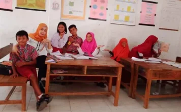 Belasan Tahun Mengabdi, Guru Honorer di Konsel Ikhlas Digaji Rp 15 Ribu Sehari Belasan Tahun Mengabdi, Guru Honorer di Konsel Ikhlas Digaji Rp 15 Ribu Sehari