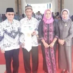 Peringati HGN, Bupati Koltim Serahkan Kunci Rumah Kepada Guru SDN 1 Aere Peringati HGN, Bupati Koltim Serahkan Kunci Rumah Kepada Guru SDN 1 Aere