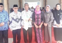 Peringati HGN, Bupati Koltim Serahkan Kunci Rumah Kepada Guru SDN 1 Aere Peringati HGN, Bupati Koltim Serahkan Kunci Rumah Kepada Guru SDN 1 Aere