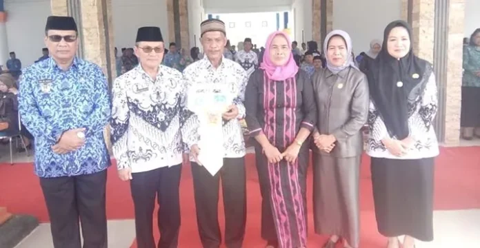 Peringati HGN, Bupati Koltim Serahkan Kunci Rumah Kepada Guru SDN 1 Aere