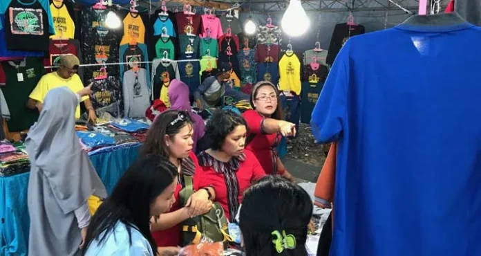 Berburu Kaos Rp50 Ribuan di Hari Pangan Sedunia Kendari
