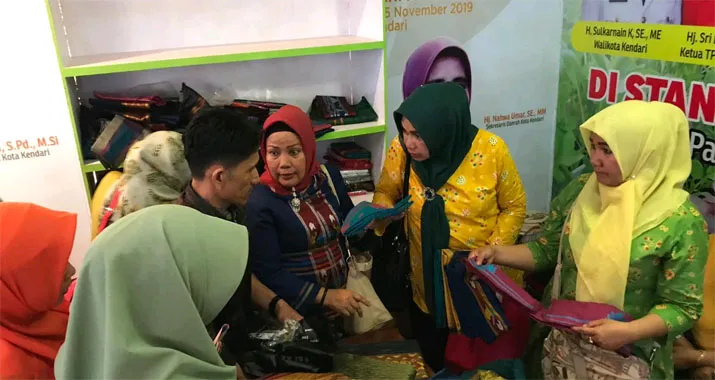 Kain Tenun Tolaki Jadi Buruan Pendatang di Pameran HPS