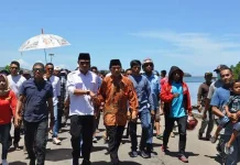 Masyarakat Padati Pelabuhan Waode Buri Jemput Balon Kada Butur Aswadi Adam Masyarakat Padati Pelabuhan Waode Buri Jemput Balon Kada Butur Aswadi Adam