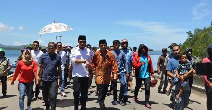Masyarakat Padati Pelabuhan Waode Buri Jemput Balon Kada Butur Aswadi Adam