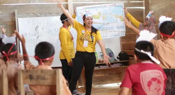 Komunitas 1000 Guru Sultra Berwisata Sambil Mengajar di TNRAW